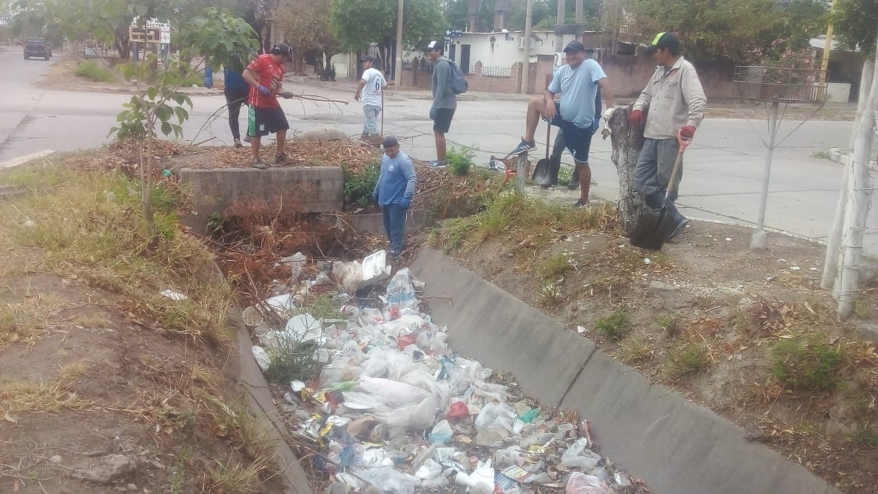 En marcha el operativo de limpieza de los canales de la ciudad ...